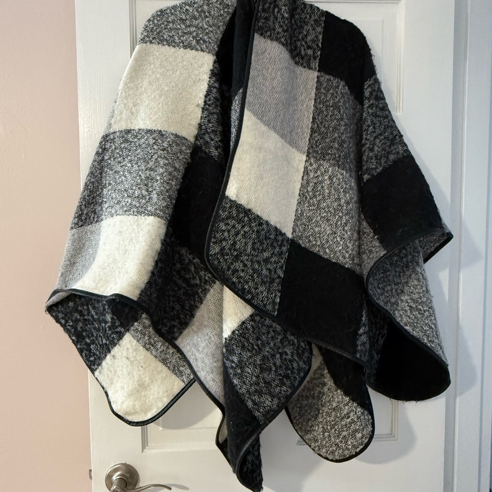 Cozy Checkered Cape - Black and White